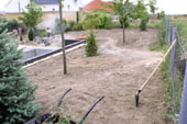 Megtiszttott (elzleg nagyon gyomos) kertrsz talaktsra kszen